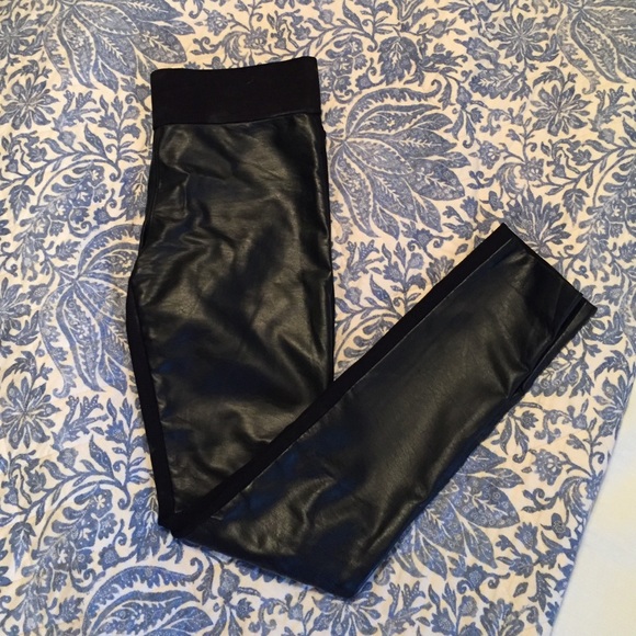 Tasha faux leather leggings! Club Monaco ✔️