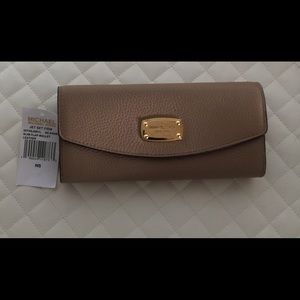 authentic Michael kors wallet new with tags