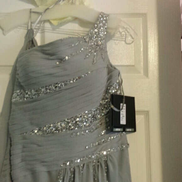 Gown - Picture 3 of 3