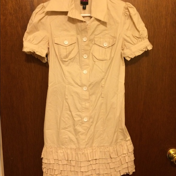 Beige Ruffle Bebe Dress. New Condition 💞