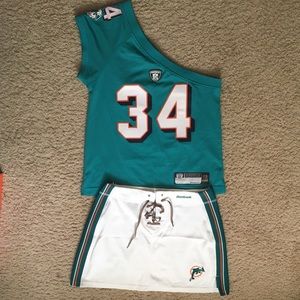 Jersey & mini skirt outfit