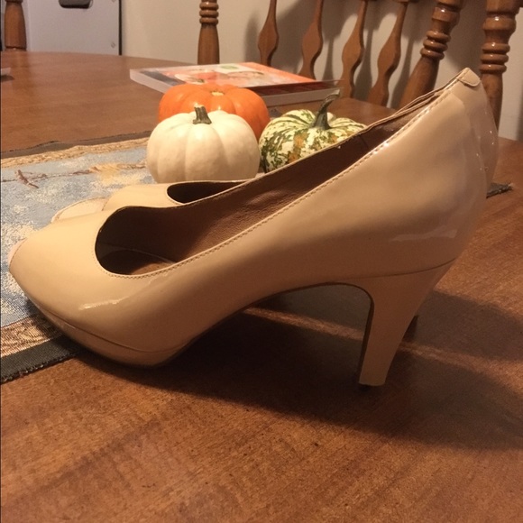 Clarks Nude Peep-Toe Pumps Sz 9