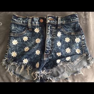 ⬇️ High waisted daisy shorts