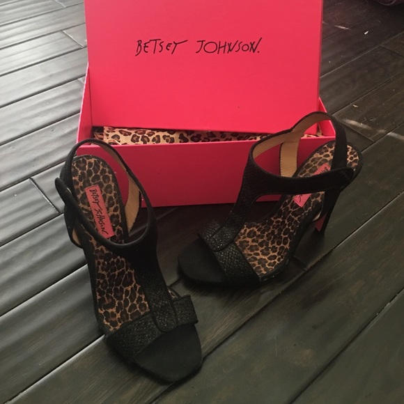 LIKE NEW! Betsey Johnson Bree Black T-Strap Heels
