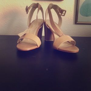 Nude pumps