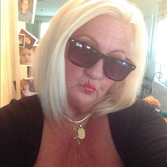 Meet your Posher, Debbie - Picture 2 of 8