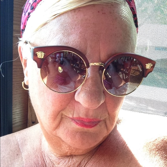 Meet your Posher, Debbie - Picture 3 of 8