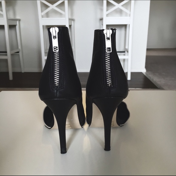Aldo Shoes - Aldo Nude & Black Heels Aldo Shoes - Aldo Nude & Black Heels