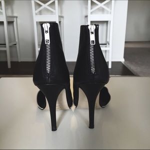 Aldo Shoes - Aldo Nude & Black Heels Aldo Shoes - Aldo Nude & Black Heels