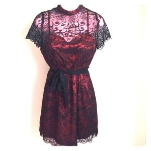 💋Gorgeous lace dress w/red underneath! Never worn