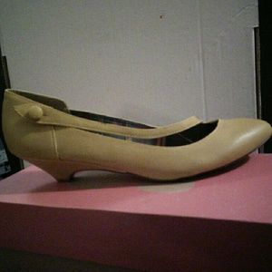 Cute vintage yellow heels