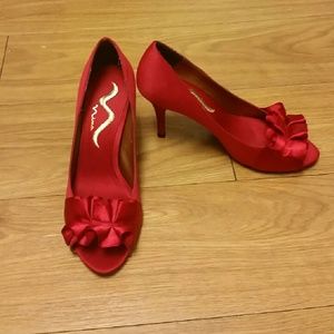 Nina peep toe pumps