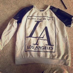 Like-new leather shoulder sweatshirt!