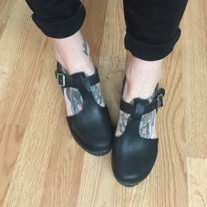 Lotta from Stockholm black t strap clogs 37 7