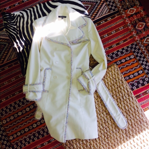Off white trench/peacoat Channel look