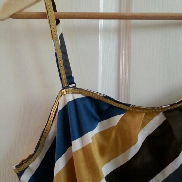 Sleeveless Blouse Limited Edition - Picture 2 of 4