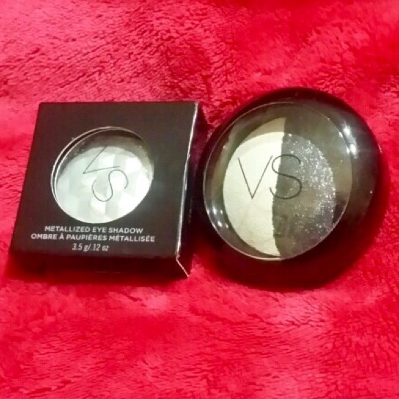 BRAND NEW NEVER USED VIC SECRET EYE SHADOW