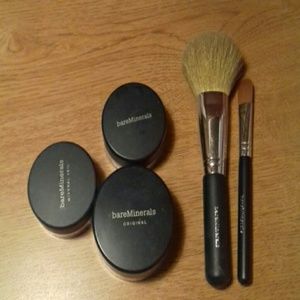 Makeup powder with brushes