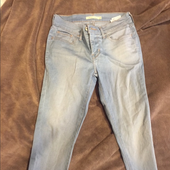 Light wash Levi skinny jean