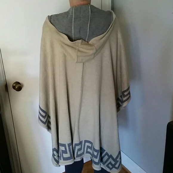 Only 1 left HOODED JACQUARD OPEN PONCHO - Picture 2 of 3