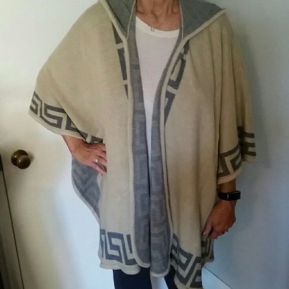 Only 1 left HOODED JACQUARD OPEN PONCHO - Picture 3 of 3