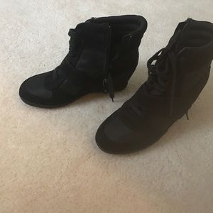 Vera wang wedge sneakers in black