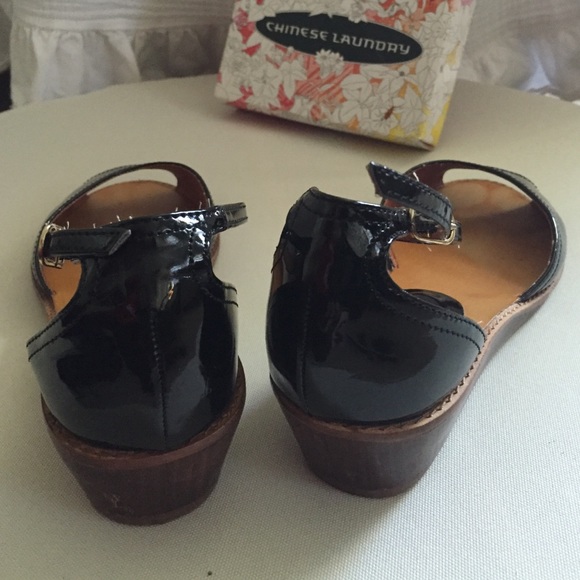 Chinese Laundry Sandals - Picture 3 of 6