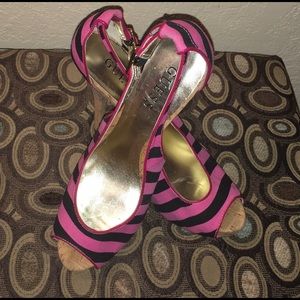 GUESS Women's Cut-Out Pump (Size 8)