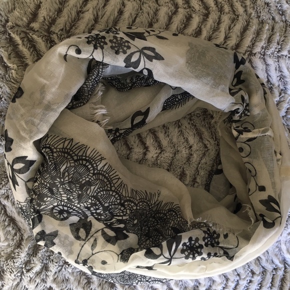 Black and white circle scarf