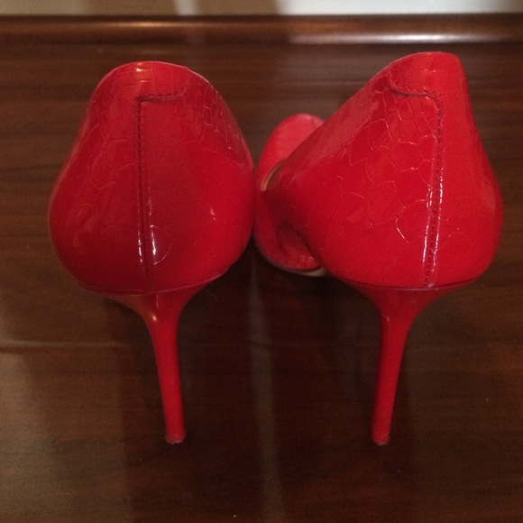 Carlo Pazolini Candy Apple Red Faux Lizard Pumps - Picture 2 of 4
