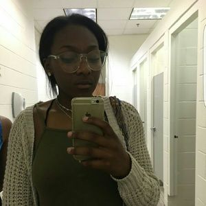 Meet your Posher, Demi