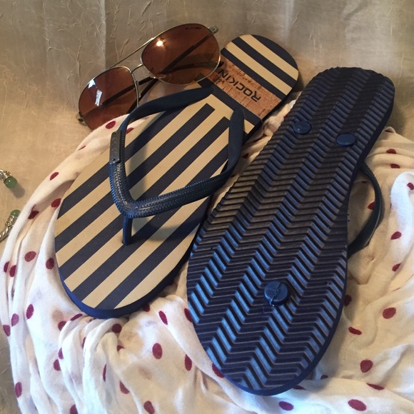 💫New Rockin blue and cream color flip flops - Picture 3 of 4