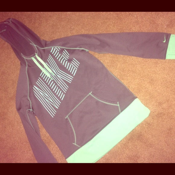 Nike therma-fit hoodie/sweatshirt, size large.