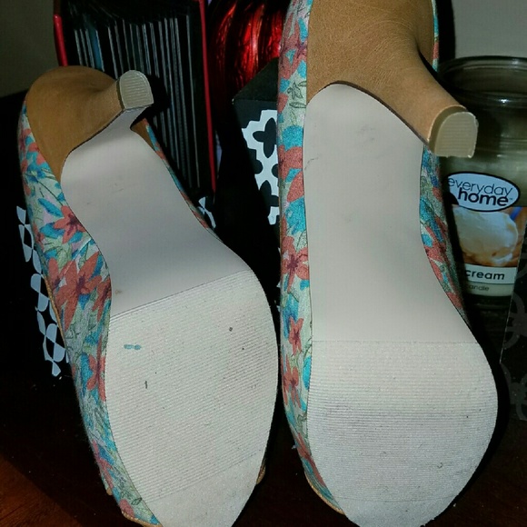 Peep toe Pumps - Picture 3 of 3