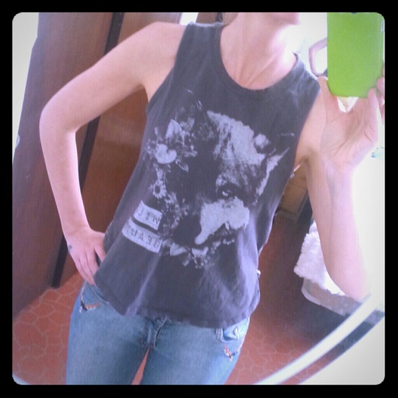 LA hearts grey sleeveless shirt size M.