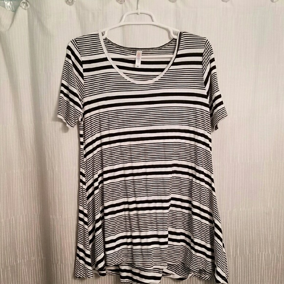 **SOLD**   LuLaRoe Perfect T size Medium