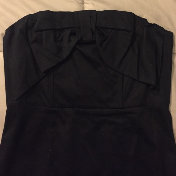 Black strapless dress. Empire waist. Bow on chest - Picture 2 of 3