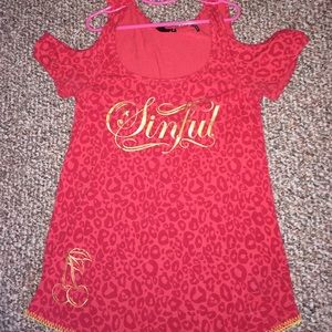 Short sleeve with holes on the shoulder red shirt