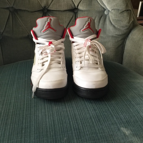 Jordans sz 6 in boys but I wear 7 in women & 👌🏻