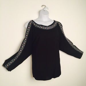 💃🏽Plus Size Ava & Viv Slit Embroidered Black Top