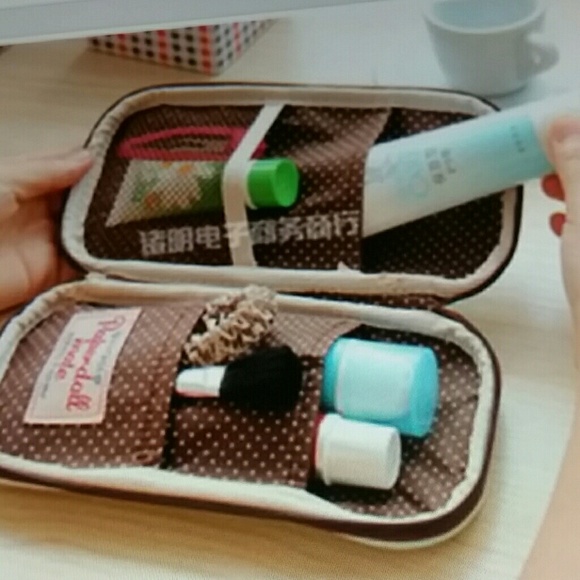 New passport holder or make up holder - Picture 3 of 4