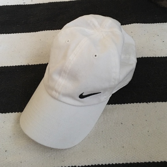 Nike Accessories - 🌟FLASH SALE🌟 NWOT Nike Hat in White