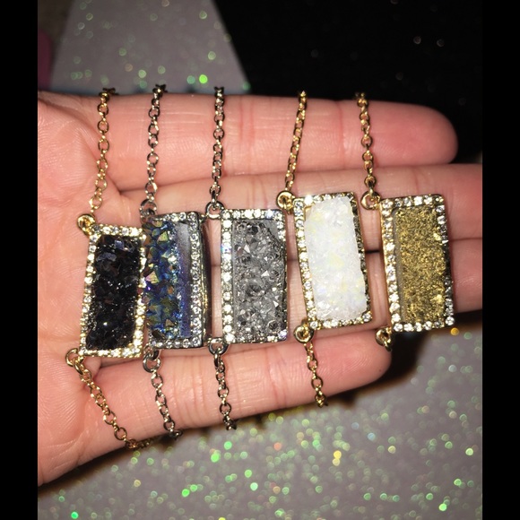 ✨ DIAMOND CRYSTAL PENDANT NECKLACES ✨ - Picture 1 of 2