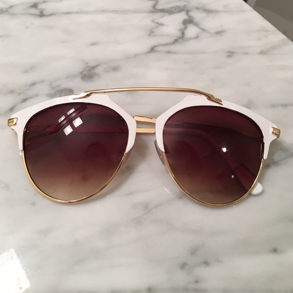 Top stun gold sunglasses