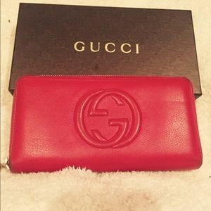 Gucci Red zipper wallet in pristine condition