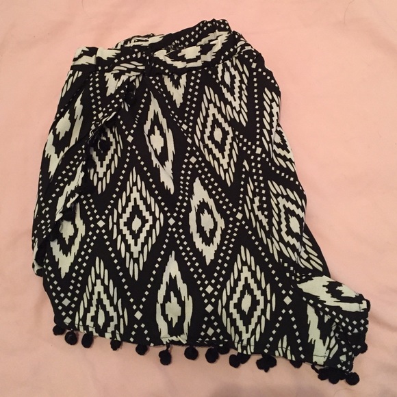 Patterned shorts! - Picture 2 of 2