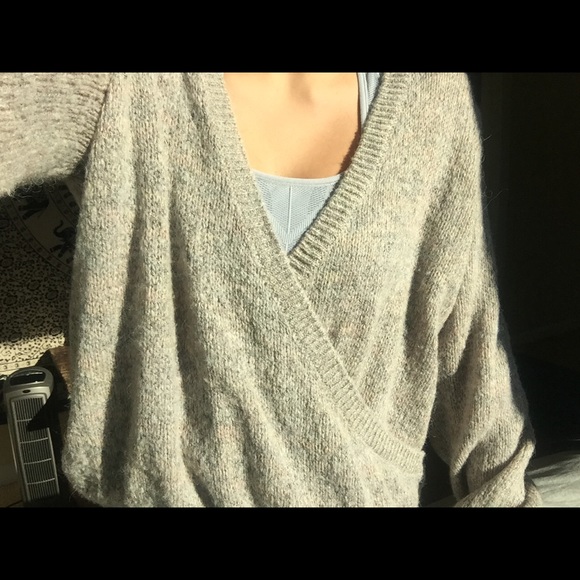 Crisscross V-neck cozy sweater - Picture 4 of 4