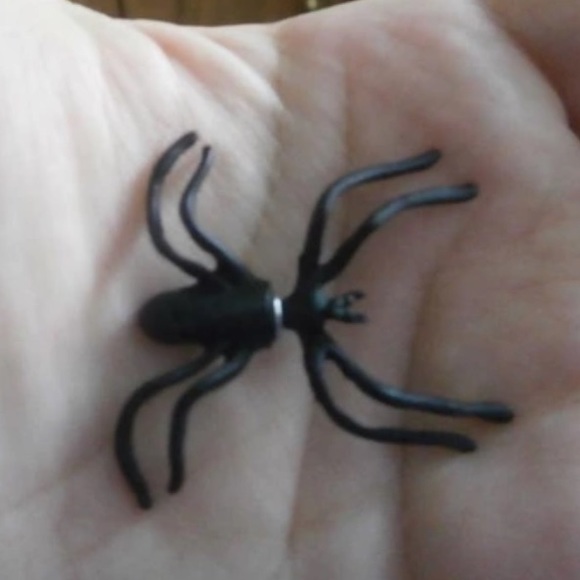(B1) Spider Earring - Picture 3 of 4