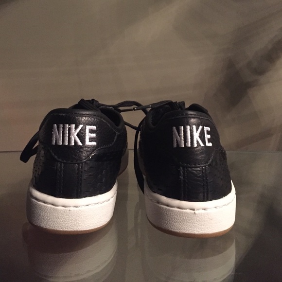 NIKE NIKECOURT TENNIS CLASSIC ULTRA Womens 7.5 - Picture 2 of 4