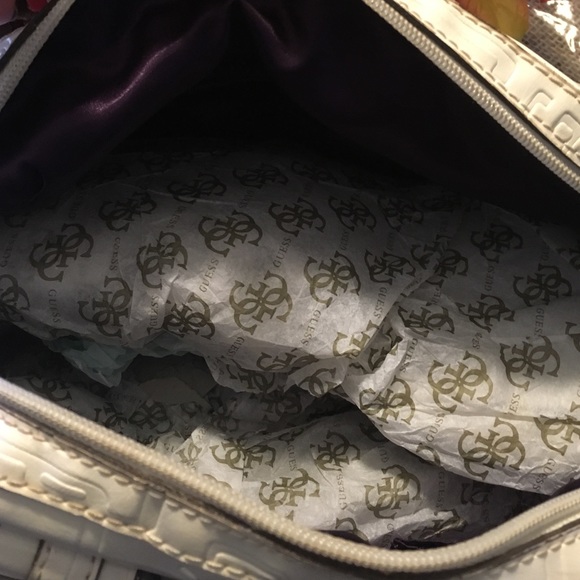 Guess handbag - Picture 2 of 2